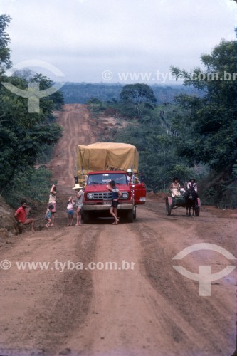 Caminhão parado em estrada de terra - Anos 80 - Ji-Paraná - Rondônia (RO) - Brasil