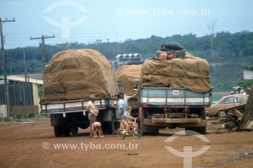 Caminhões parados em estrada de terra - Anos 80 - Ji-Paraná - Rondônia (RO) - Brasil