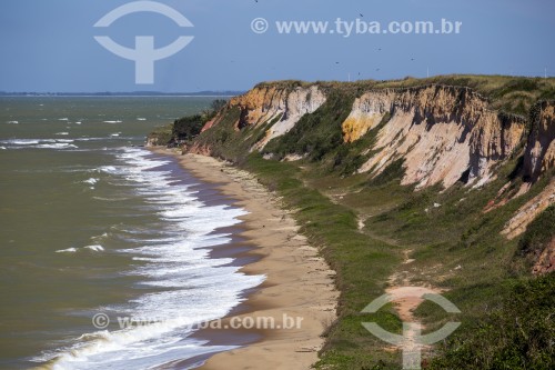 Falésias em praia do litoral capixaba - Marataízes - Espírito Santo (ES) - Brasil