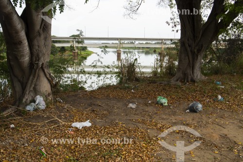 Sacos plásticos com lixo nas margens do Rio Paraí­ba do Sul, com a ponte Alair Ferreira ao fundo - Campos dos Goytacazes - Rio de Janeiro (RJ) - Brasil