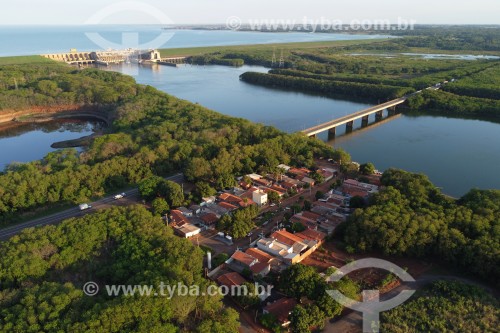 Foto feita com drone de Ponte Sobre o Rio Tietê na rodovia BR-153 (Tranbrasiliana), entre os municípios de Ubarana à esquerda e Promissão à direita - Ao fundo Usina Hidrelétrica de Promissão - Ubarana - São Paulo (SP) - Brasil