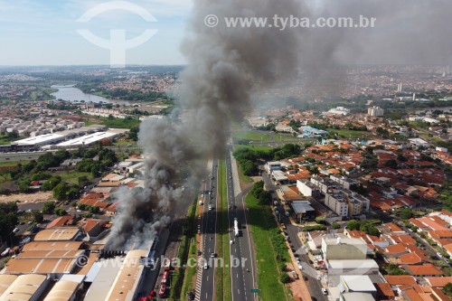 Foto feita com drone de incêndio em loja de materiais elétricos - São José do Rio Preto - São Paulo (SP) - Brasil