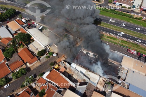 Foto feita com drone de incêndio em loja de materiais elétricos - São José do Rio Preto - São Paulo (SP) - Brasil