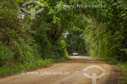 Carro com farol aceso - em estrada de terra - Guarani - Minas Gerais (MG) - Brasil