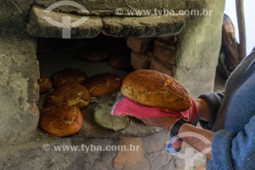 Broa de legumes feito no forno de barro à lenha de Dona Dodoca, personalidade do Parque Estadual dos Três Picos - Nova Friburgo - Rio de Janeiro (RJ) - Brasil