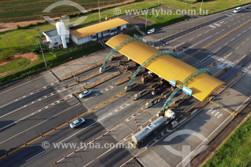Foto feita com drone de praça de pedágio na  Rodovia Transbrasiliana (BR-153) - José Bonifácio - São Paulo (SP) - Brasil