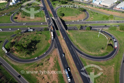 Foto feita com drone do entroncamento da Rodovia Washington Luí­s (na parte debaixo do viaduto) com a Rodovia Transbrasiliana (BR-153) - São José do Rio Preto - São Paulo (SP) - Brasil