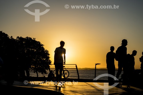 Pôr do sol na maior pista de skate da América Latina na orla do Rio Guaí­ba - Porto Alegre - Rio Grande do Sul (RS) - Brasil