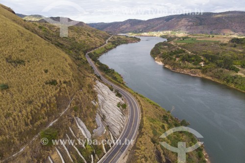 Foto feita com drone de obras de contenção de encosta na margem da rodovia BR-259 - ao lado do Rio Doce - Baixo Guandu - Espírito Santo (ES) - Brasil