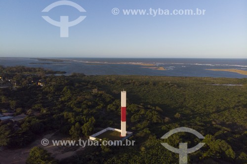 Foto feita com drone de farol na foz do Rio Doce - Linhares - Espírito Santo (ES) - Brasil