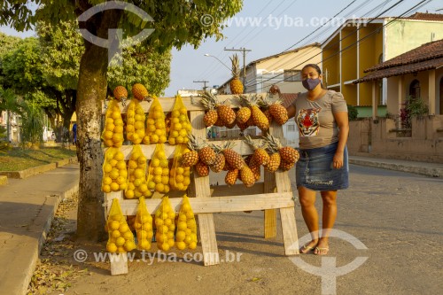 Mulher vendedora de frutas, utilizando máscara de proteção contra a Covid-19, na Avenida Benedito Valadares - Guarani - Minas Gerais (MG) - Brasil
