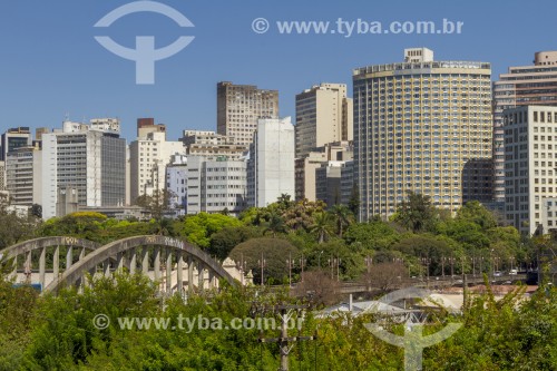 Vista do Viaduto Santa Teresa e de prédios de Belo Horizonte - Belo Horizonte - Minas Gerais (MG) - Brasil