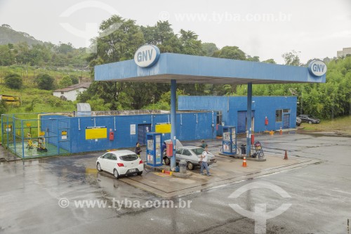 Veí­culos sendo abastecidos por gás natural veicular (GNV) em posto de combustivel de Barbacena - Barbacena - Minas Gerais (MG) - Brasil