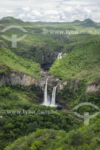 Vista da Cachoeira dos Saltos no Parque Nacional da Chapada dos Veadeiros a partir do Mirante da Janela  - Alto Paraíso de Goiás - Goiás (GO) - Brasil