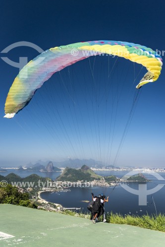 Voo de parapente na rampa do Parque da Cidade de Niterói com a Enseada de São Francisco ao fundo - Niterói - Rio de Janeiro (RJ) - Brasil
