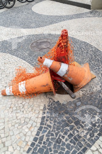 Cones de sinalização de trânsito alertam sobre buraco no calçadão de Copacabana  - Rio de Janeiro - Rio de Janeiro (RJ) - Brasil