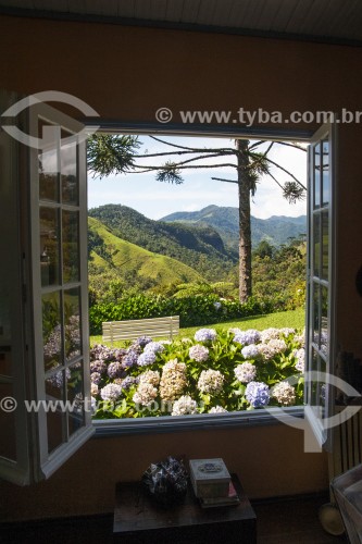 Vista de jardim através de janela - Bocaina de Minas - Minas Gerais (MG) - Brasil