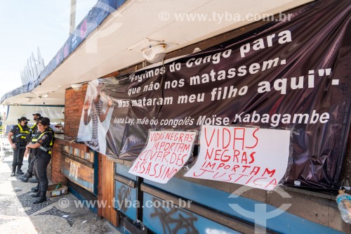 Policiais militares protegendo os quiosques Biruta e Tropicália onde ocorreu o assassinato do refugiado congolês Moise Kabagambe - Manifestação em repúdio ao assassinato do refugiado congolês Moise Kabagambe próximo ao Posto 8 - Rio de Janeiro - Rio de Janeiro (RJ) - Brasil