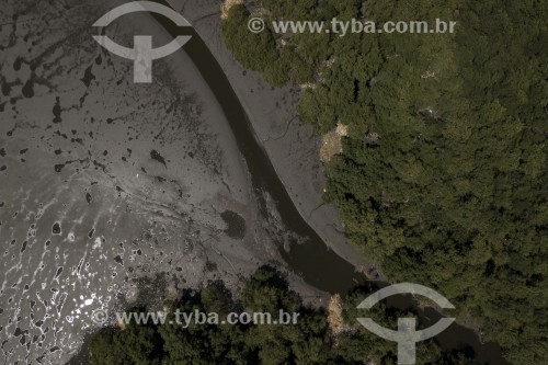 Foto feita com drone do Rio Iguaçu próximo a REDUC - Foz do Rio Iguaçu na Baía de Guanabara - Duque de Caxias - Rio de Janeiro (RJ) - Brasil