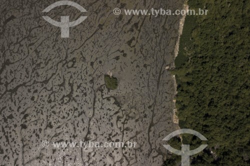 Foto feita com drone do Rio Iguaçu próximo a REDUC - Foz do Rio Iguaçu na Baía de Guanabara - Duque de Caxias - Rio de Janeiro (RJ) - Brasil