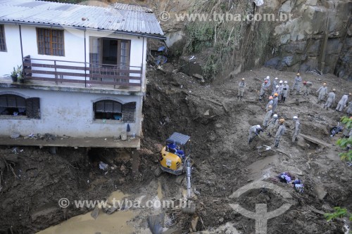 Bombeiros fazendo busca por corpos no Morro da Oficina após deslizamentos e enchente causados por fortes chuvas - Petrópolis - Rio de Janeiro (RJ) - Brasil