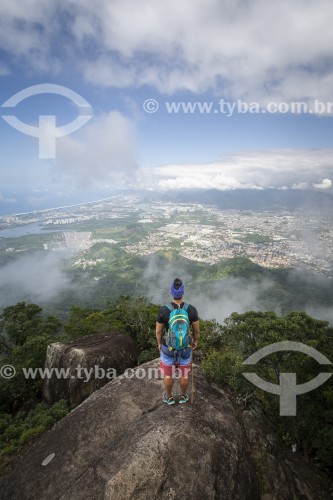 Homem observando a região da Barra da Tijuca à partir do Bico do Papagaio no Parque Nacional da Tijuca - Rio de Janeiro - Rio de Janeiro (RJ) - Brasil