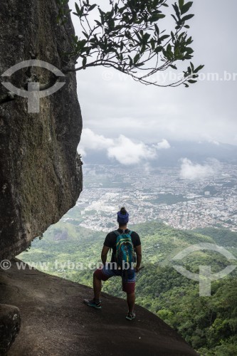Homem no topo do Bico do Papagaio - Parque Nacional da Tijuca - Rio de Janeiro - Rio de Janeiro (RJ) - Brasil