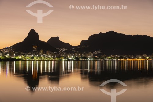 Vista noturna da Lagoa Rodrigo de Freitas com o Morro Dois Irmãos e a Pedra da Gávea ao fundo  - Rio de Janeiro - Rio de Janeiro (RJ) - Brasil