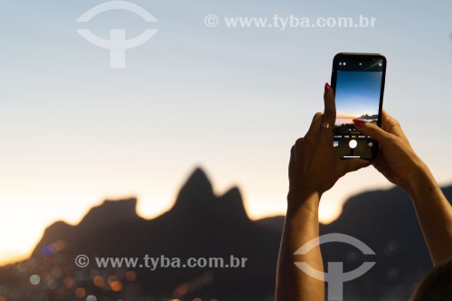 Turista ao pôr do sol fotografando o Morro Dois Irmãos com Smartphone - Rio de Janeiro - Rio de Janeiro (RJ) - Brasil