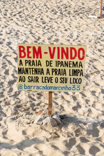 Placa com instruções sobre educação ambiental na Praia do Arpoador - Rio de Janeiro - Rio de Janeiro (RJ) - Brasil