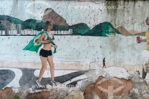 Pintura em muro representando pessoas no calçadão de Copacabana com bandeira do Brasil e o Pão de Açúcar ao fundo - Rio de Janeiro - Rio de Janeiro (RJ) - Brasil