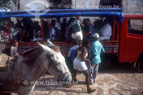 Pessoas sendo transportadas em caçamba de caminhão - Anos 90 - Alcântara - Maranhão (MA) - Brasil