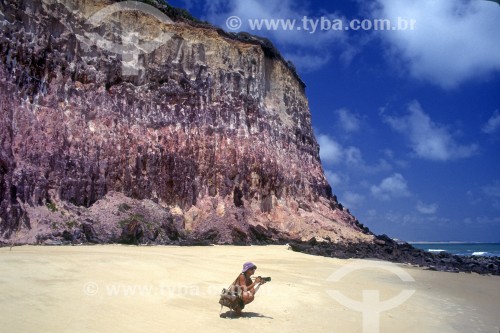 Turista na praia com falésia ao fundo - Anos 90 - Tibau do Sul - Rio Grande do Norte (RN) - Brasil