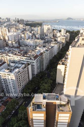 Vista de rua arborizada e prédios residenciais - Rio de Janeiro - Rio de Janeiro (RJ) - Brasil