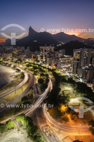 Vista noturna da orla da Praia de Botafogo com o Cristo Redentor ao fundo - Rio de Janeiro - Rio de Janeiro (RJ) - Brasil