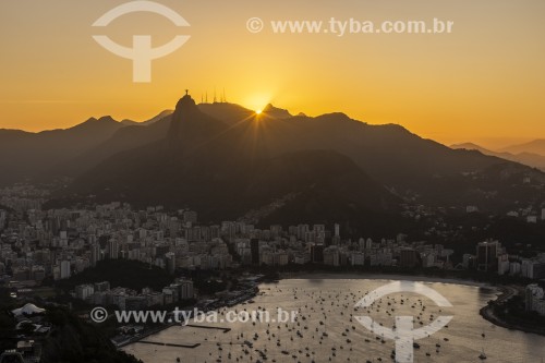 Vista da Enseada de Botafogo a partir do mirante do Pão de Açúcar com o Cristo Redentor ao fundo durante o pôr do sol  - Rio de Janeiro - Rio de Janeiro (RJ) - Brasil