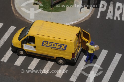 Foto feita com drone de carteiro fazendo entrega de SEDEX - São José do Rio Preto - São Paulo (SP) - Brasil