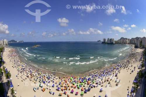 Vista panorâmica da Praia de Pitangueiras, do centro pra esquerda com o Morro da Campina ou Maluf e da praia de Astúrias à direita com o Morro das Galhetas - Guarujá - São Paulo (SP) - Brasil