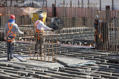 Operários da construção civil montando base de laje sobre escoramento - São Paulo - São Paulo (SP) - Brasil