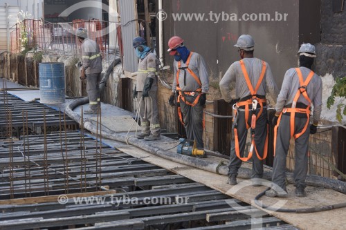Operário da construção civil montando base de laje sobre escoramento - São Paulo - São Paulo (SP) - Brasil