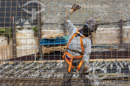 Trabalhadores da construção civil transportando tela de ferro - São Paulo - São Paulo (SP) - Brasil