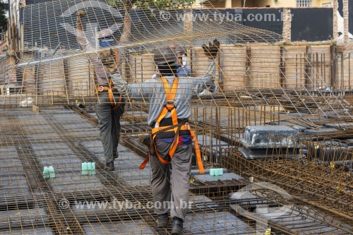 Trabalhadores da construção civil transportando tela de ferro - São Paulo - São Paulo (SP) - Brasil