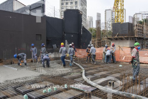 Trabalhadores enchendo de concreto laje de edifício em construção na Vila Romana - Operários usando máscara em função da pandemia de coronavírus - São Paulo - São Paulo (SP) - Brasil