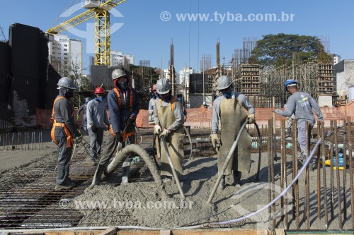 Trabalhadores enchendo de concreto laje de edifício em construção na Vila Romana - Operários usando máscara em função da pandemia de coronavírus - São Paulo - São Paulo (SP) - Brasil