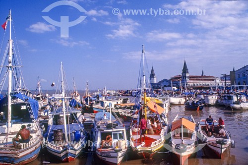 Vista de barcos atracados no porto da Feira do Açaí com o Mercado Ver-o-peso (Século XVII) ao fundo - Belém - Pará (PA) - Brasil