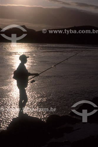 Silhueta de homem pescando ao pôr-do-sol na Boca da Barra - Cabo Frio - Rio de Janeiro (RJ) - Brasil