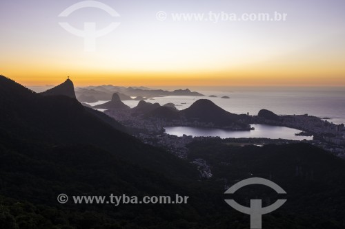 Vista do Cristo Redentor - à esquerda - com a Lagoa Rodrigo de Freitas a partir da Pedra da Proa durante o amanhecer  - Rio de Janeiro - Rio de Janeiro (RJ) - Brasil