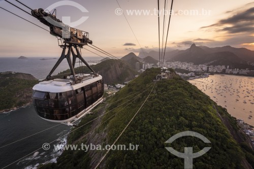 Bondinho fazendo a travessia entre o Morro da Urca e o Pão de Açúcar durante o pôr do sol - Rio de Janeiro - Rio de Janeiro (RJ) - Brasil
