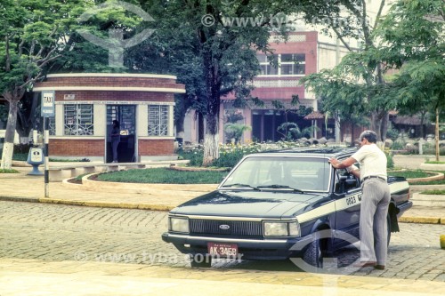 Taxi em praça de São Lourenço - Anos 80 - São Lourenço - Minas Gerais (MG) - Brasil