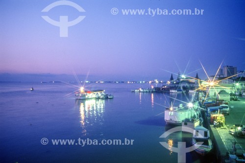 Barcos atracados no cais com o Mercado Ver-o-peso (Século XVII) ao fundo  - Belém - Pará (PA) - Brasil